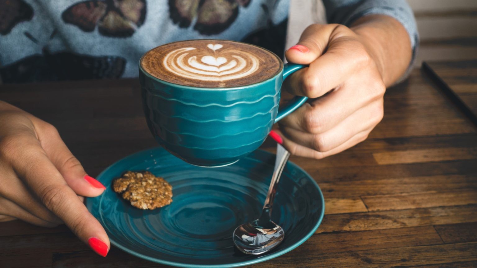 Iemand houdt een koffiekop vast