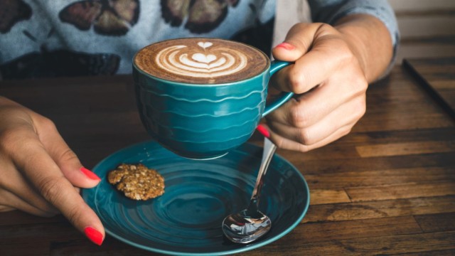 Iemand houdt een koffiekop vast