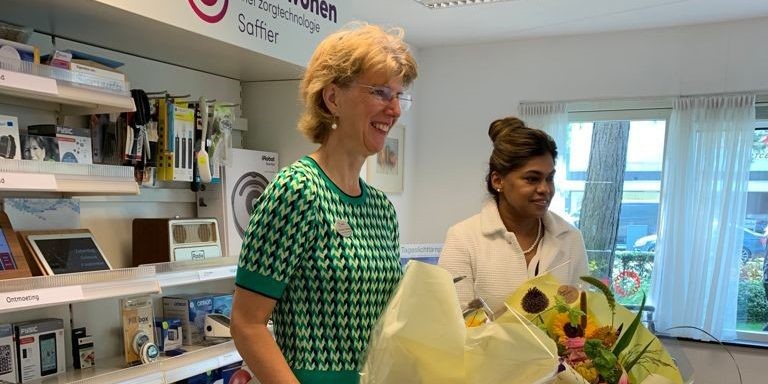 Kavita Parbhudaya bij Saffier die een bos bloemen in ontvangst neemt
