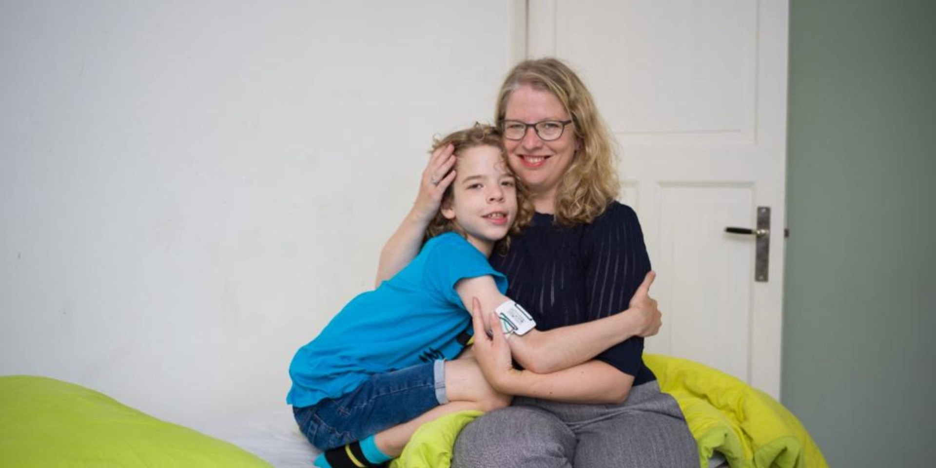 Moeder met haar zoon op bed