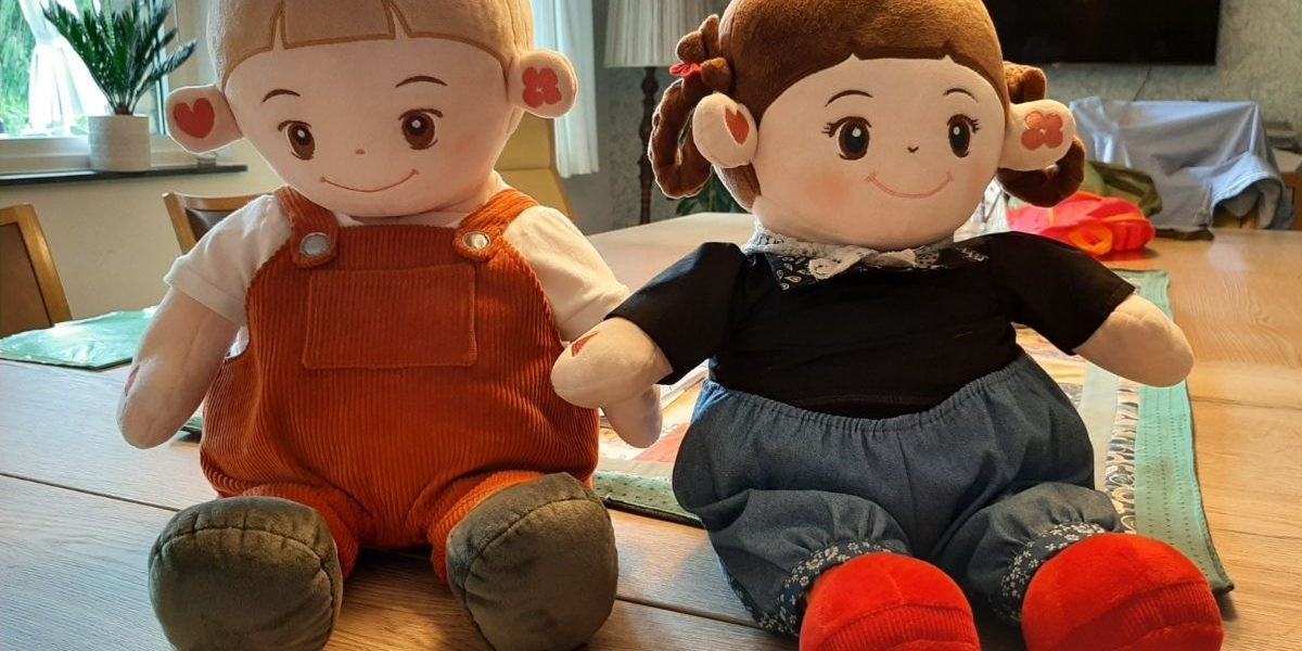 Twee poppen op een tafel in een kamer
