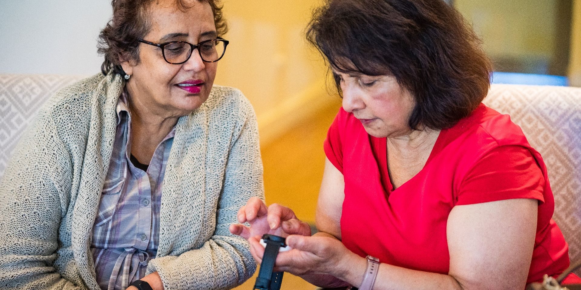 Twee vrouwen die naar een smart horloge kijken