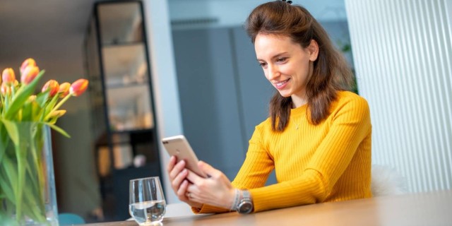 Vrouw die naar een telefoon kijkt medic info onderzoek