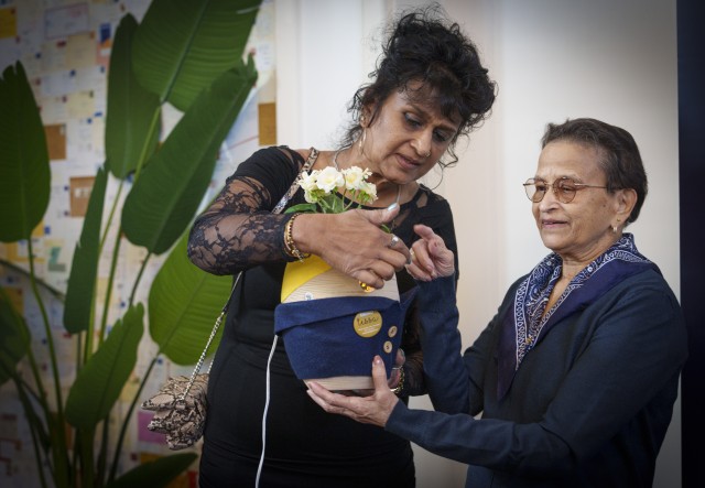 Twee inwoners van Den Haag maken kennis met zorgrobot Tessa.