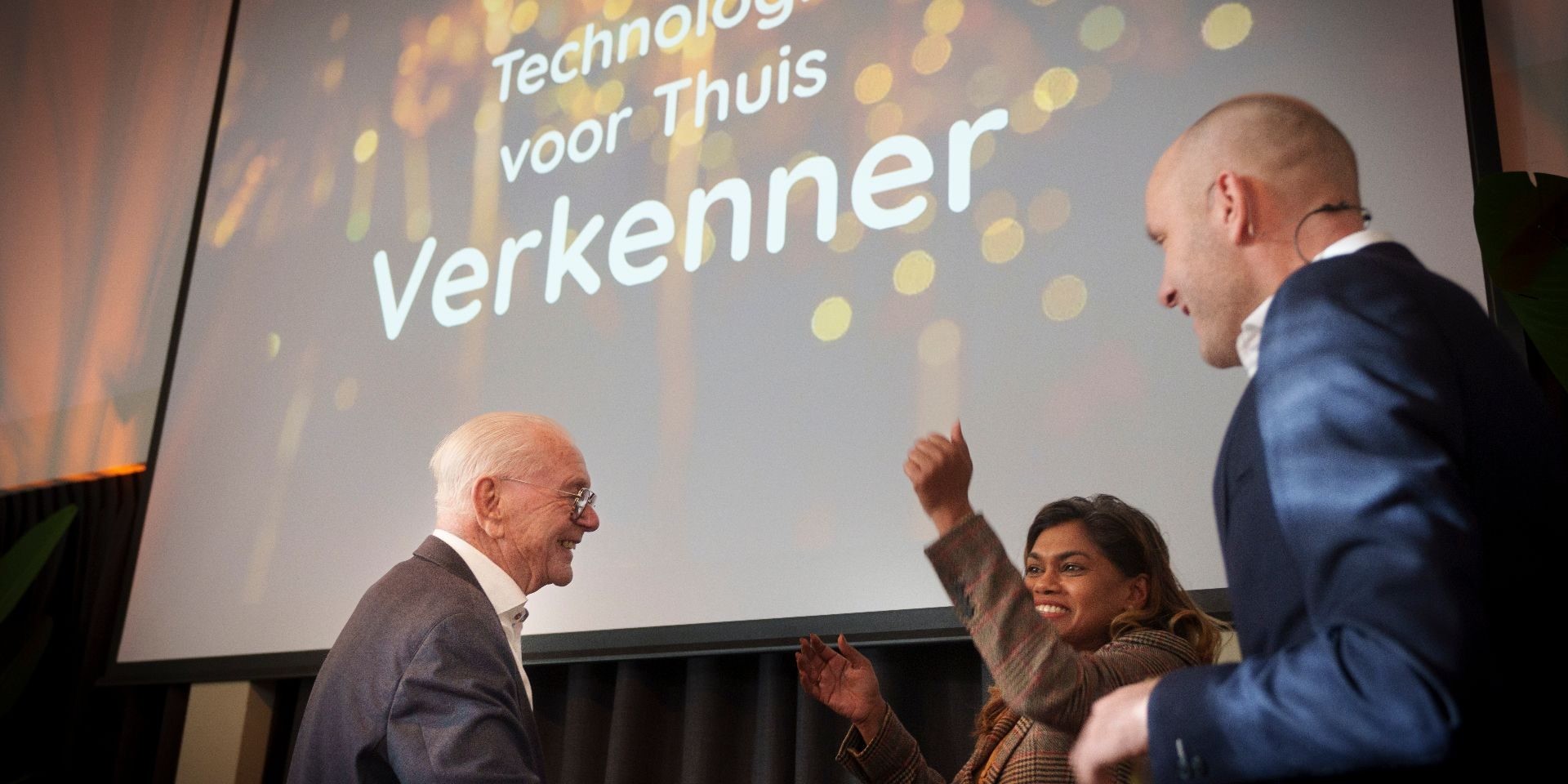 Wethouder Kavita Parbhydayal voor een scherm waar de technologie voor thuis verkenner is gelanceerd