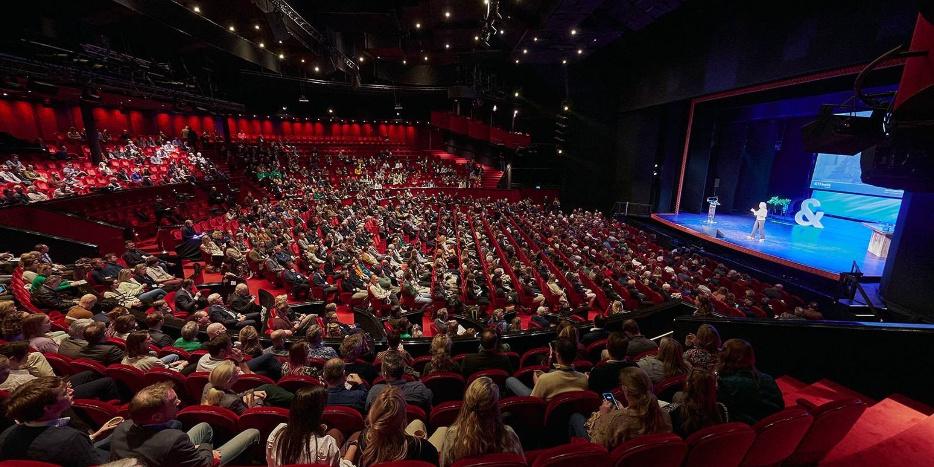 Theaterzaal vol met mensen