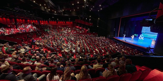 Theaterzaal vol met mensen