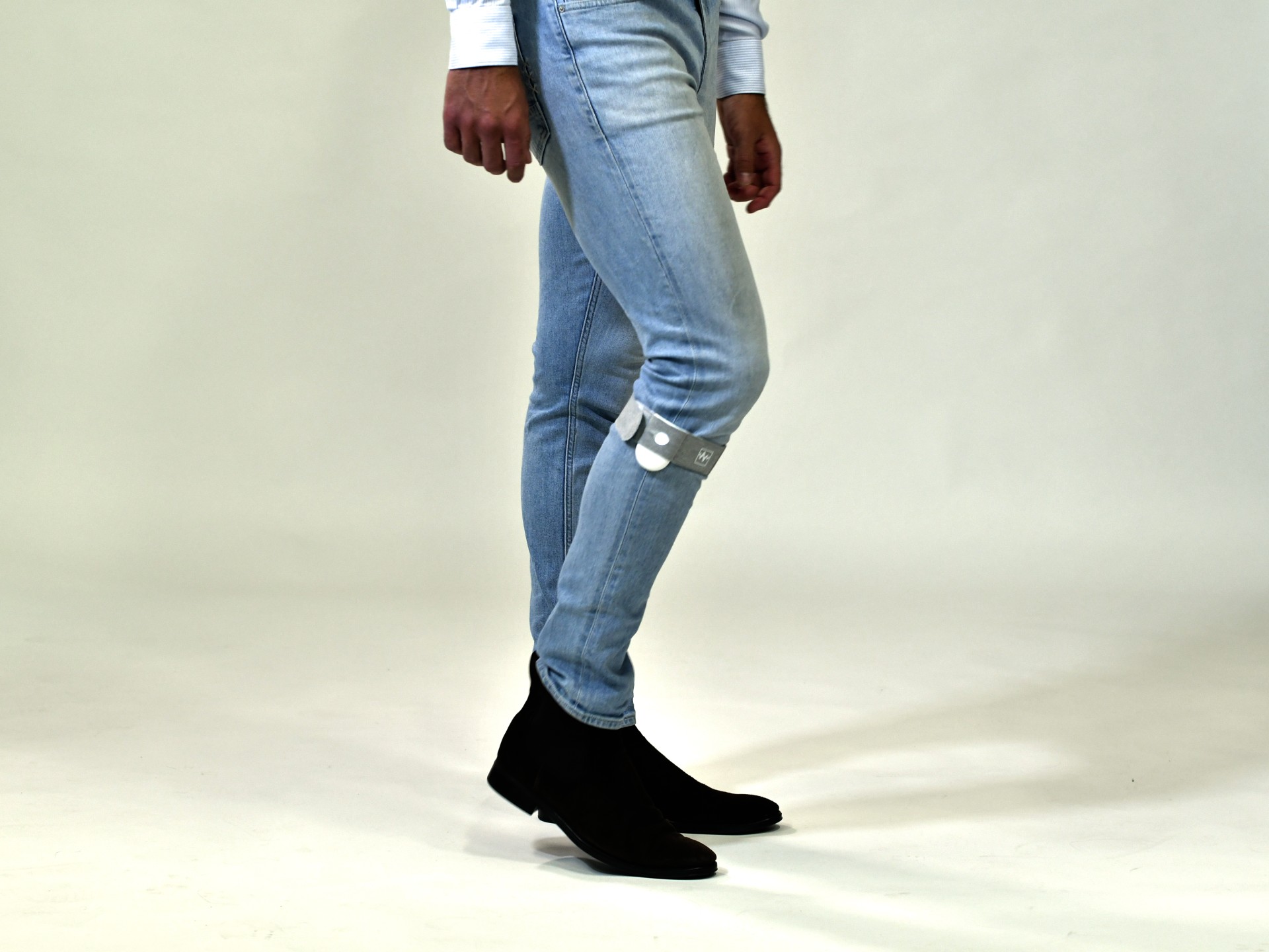 Een model draagt de Cue2walk, een apparaat dat loopverstoringen tegengaat, net onder knie.