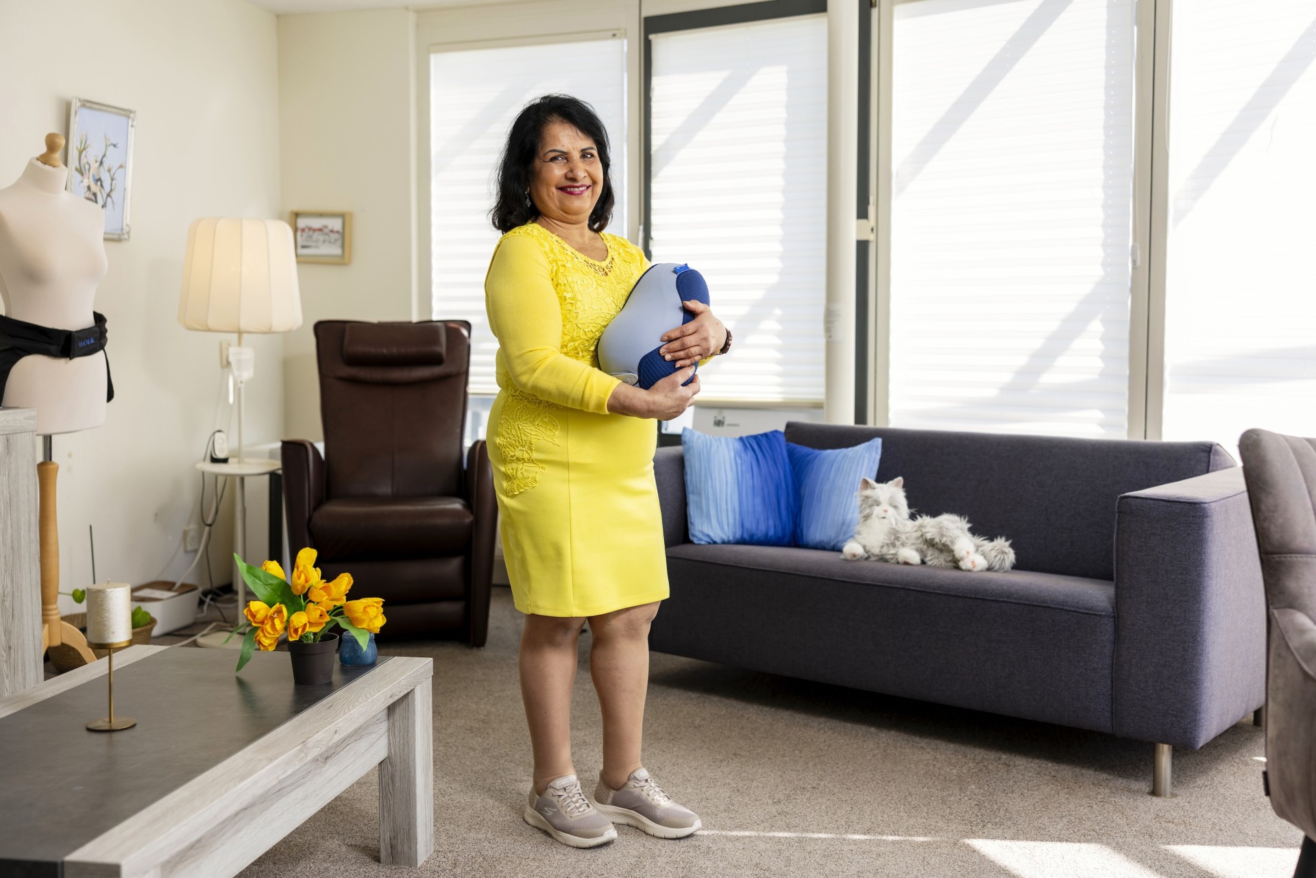 Ambassadeur Bea poseert in de ervaarwoning met een slaaprobot.