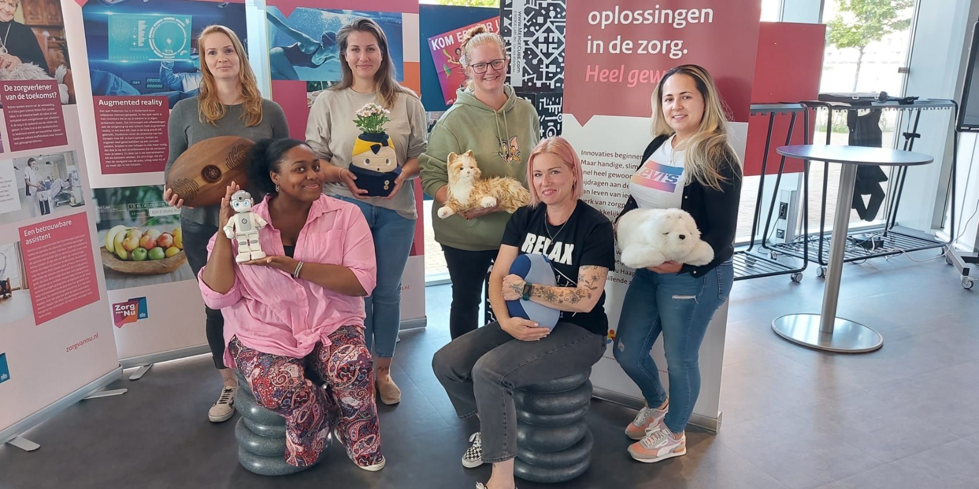 Groep met zes vrouwen die zorgtechnologie vasthouden