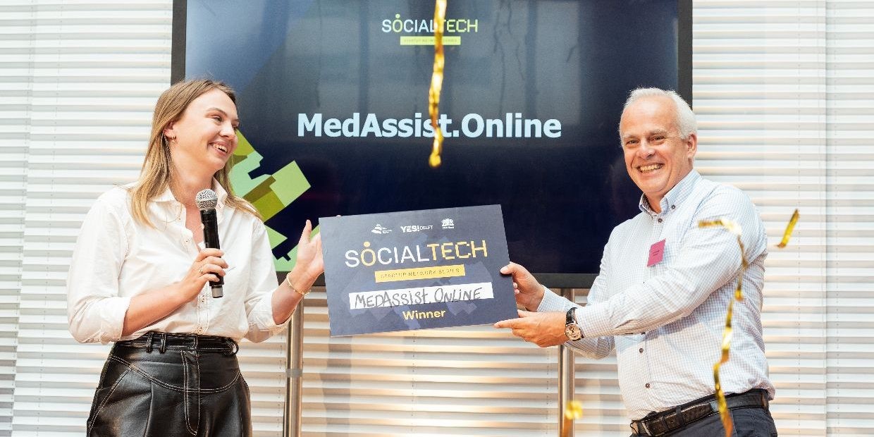 Winnaar Social Tech prijs overhandiging