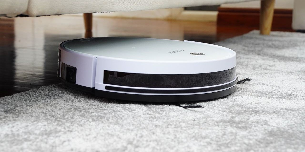Robotstofzuiger onder een bank