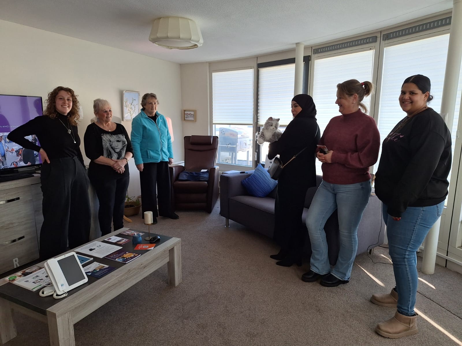 Wmo-medewerkers tijdens een bezoek aan de ervaarwoning.