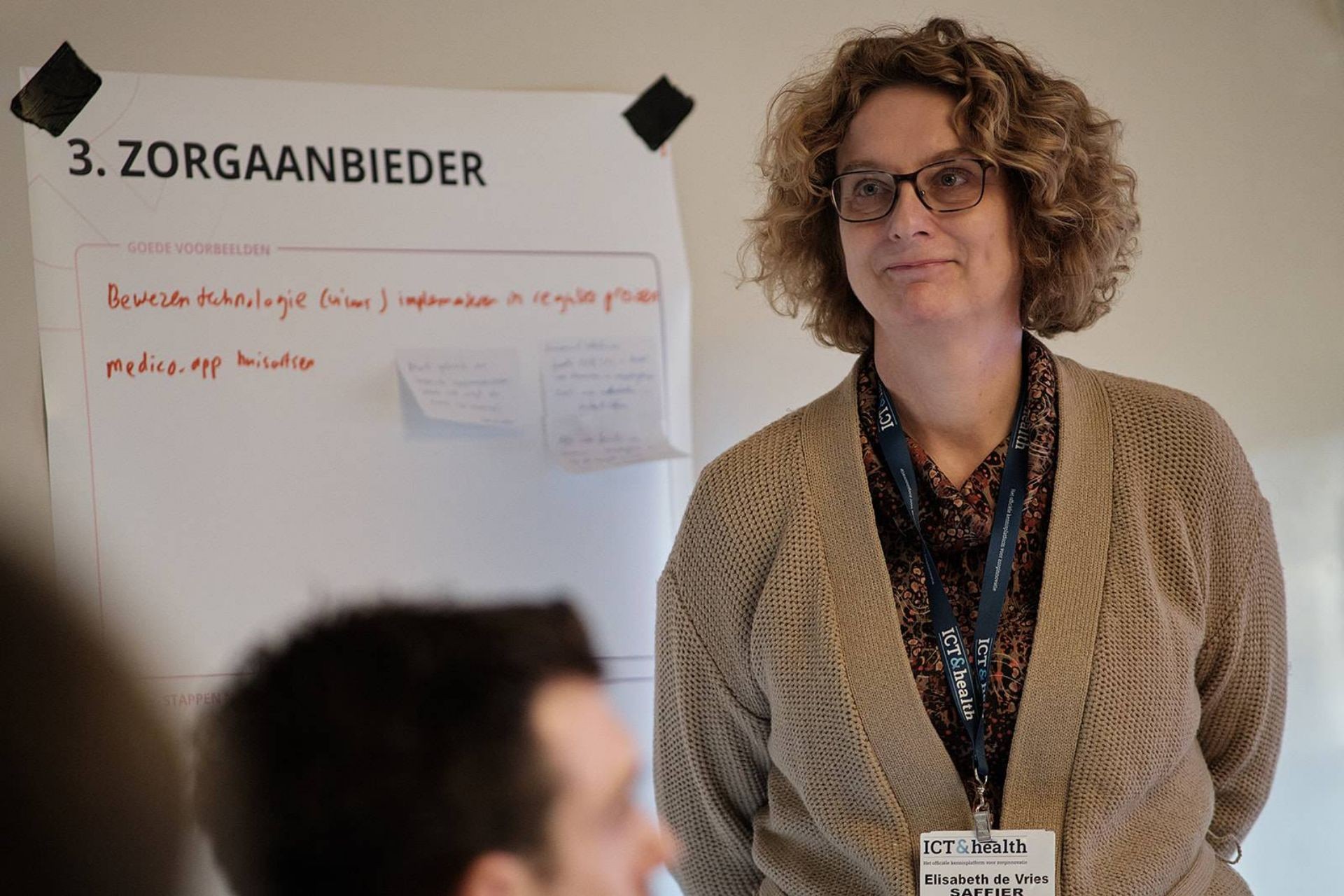 Een vrouw aan het presenteren