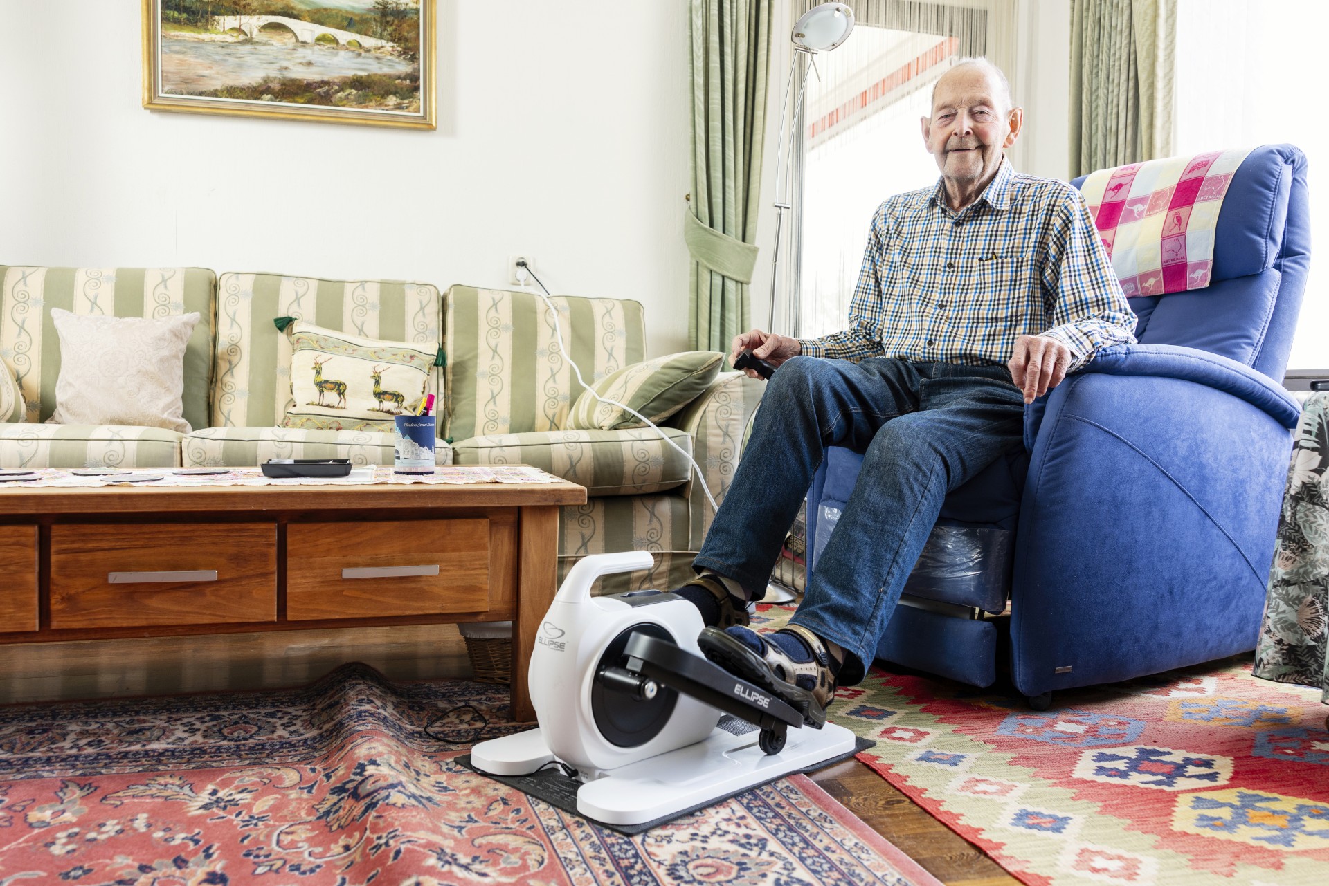 Een ambassadeur test een slim hulpmiddel.