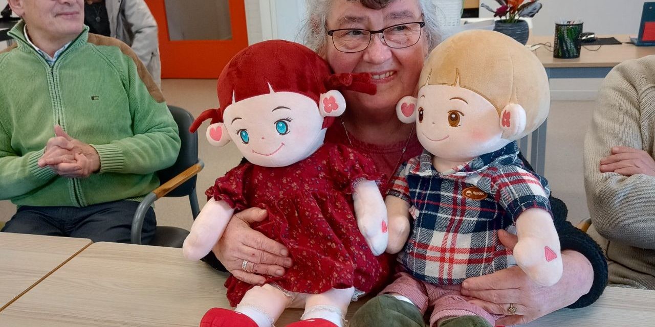 Vrouw houdt twee Hyodol robot svast